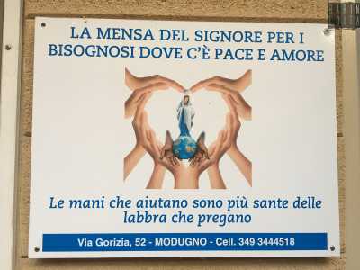 ...dove campeggia una scritta che riassume la filosofia del luogo: "Le mani che aiutano sono pi� sante delle mani che pregano"